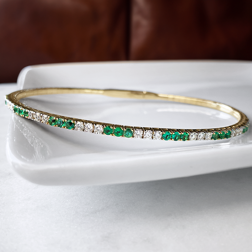 14k YG, 0.491 CT Dia, 0.508 Round Emerald CT Bangle