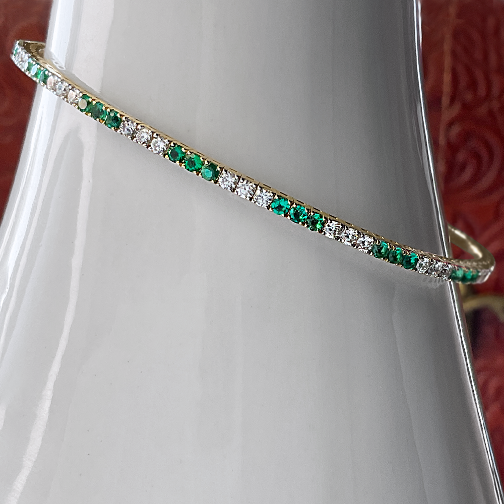 14k YG, 0.491 CT Dia, 0.508 Round Emerald CT Bangle