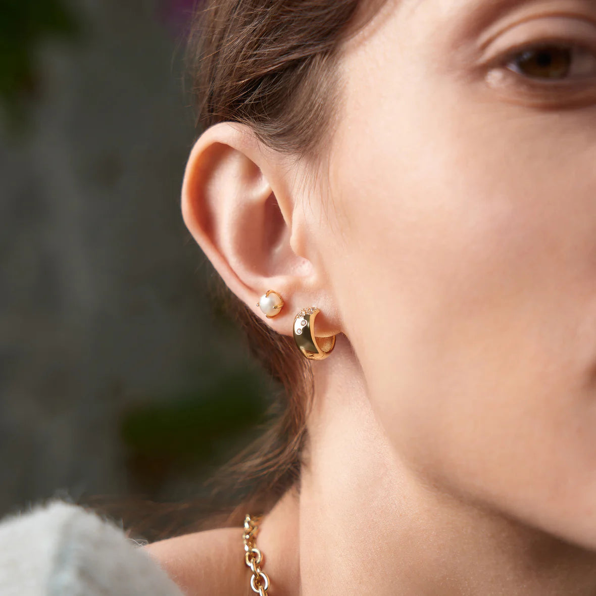 Modern Muse - Gold Pearl Barbell Earrings