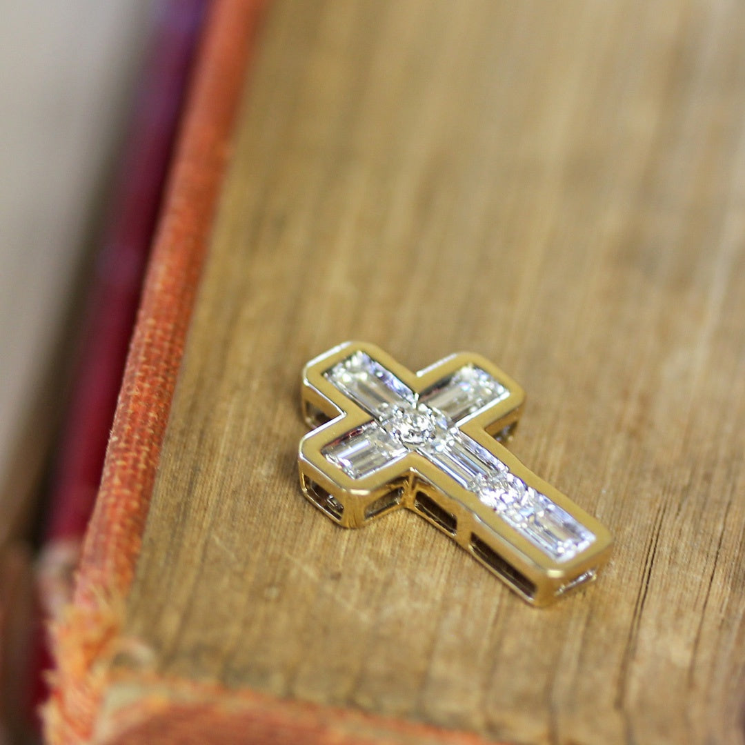 14KY Diamond Cross, .624 CT BG & .068 CT RD Diamond
