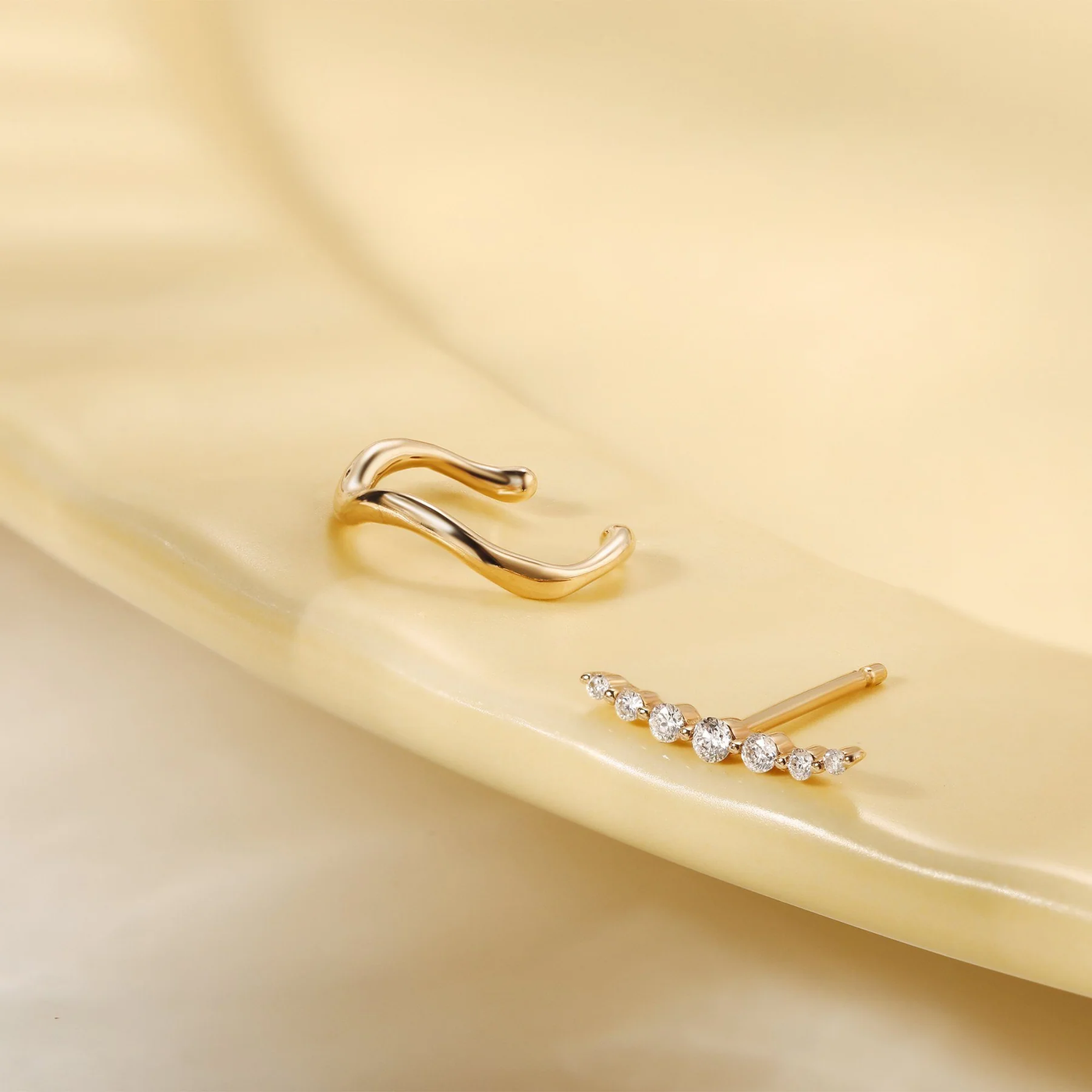 MONICA | Single Diamond Bar Stud