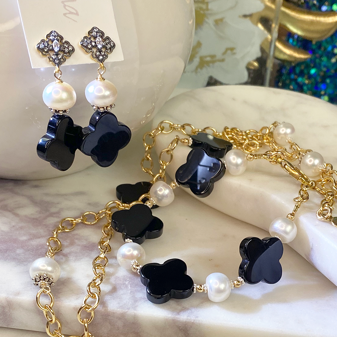Onyx Quatrefoil & Button Pearl Bracelet